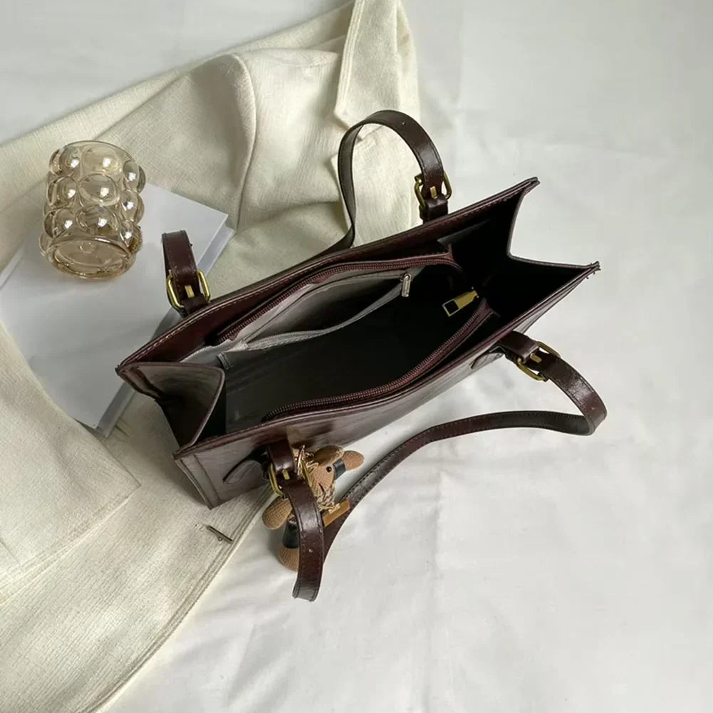 Bolsa Feminina Vintage Lena preta vista lateral, design prático e elegante para o dia a dia.