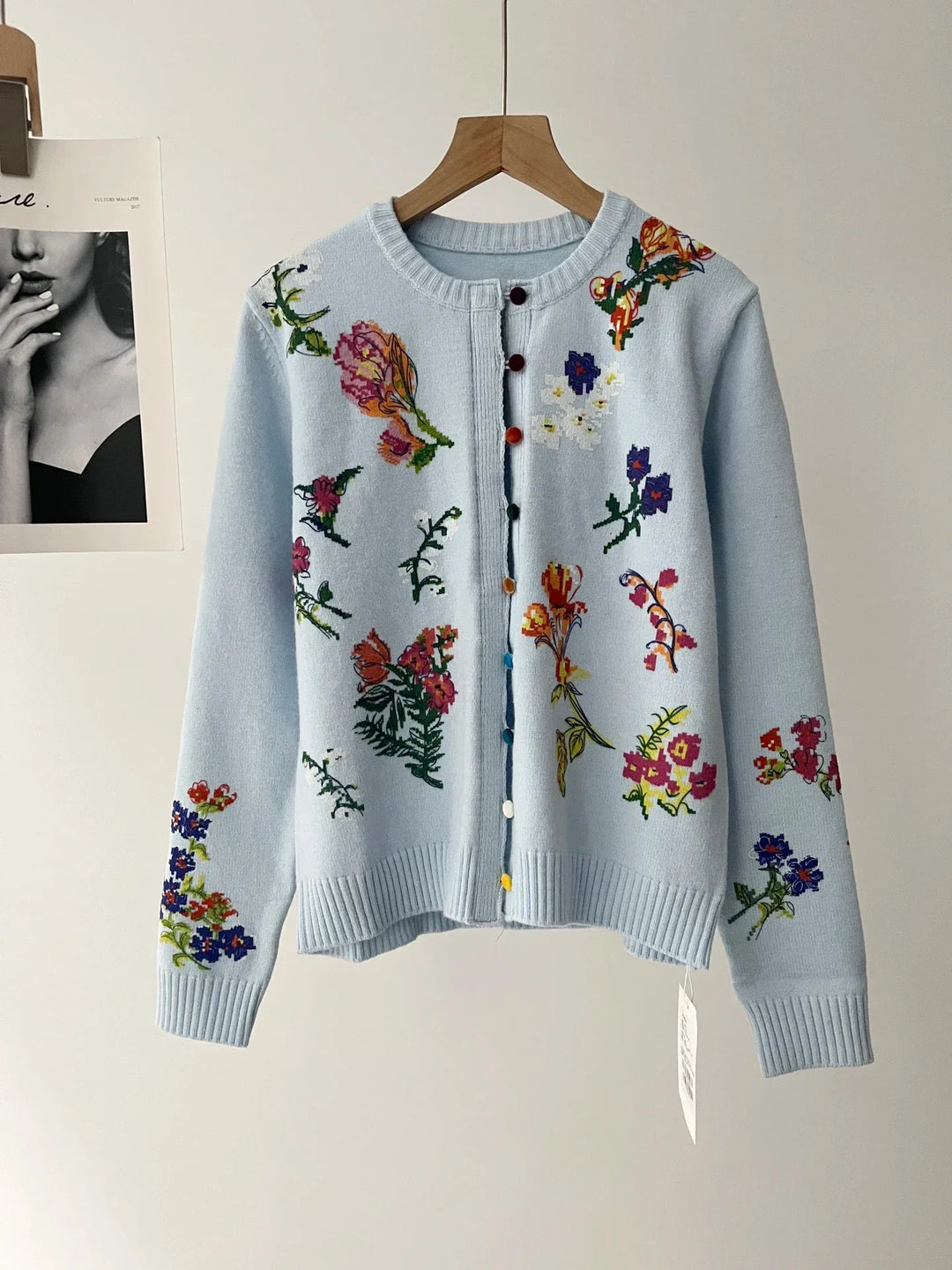Cardigan feminino Sahara azul bordado com flores, ideal para primavera/outono. Elegante e confortável.