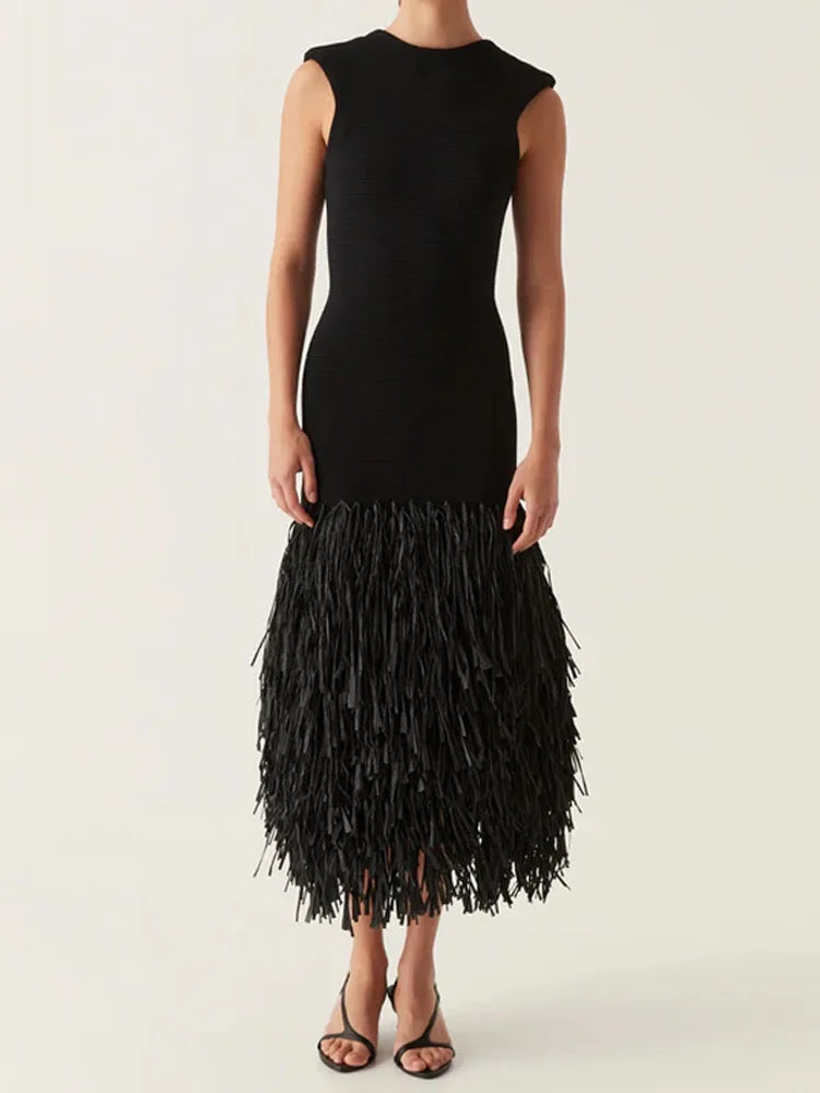 Vestido feminino longo preto com franjas, ideal para festa ou noite, estilo elegante e glamour.