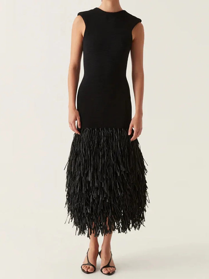 Vestido feminino longo preto com franjas, ideal para festa ou noite, estilo elegante e glamour.