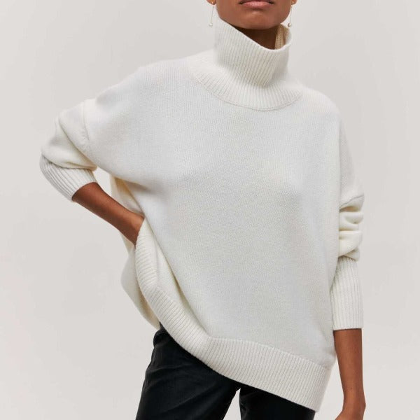 Elegante pullover feminino de gola alta. Uma peça chave versátil para o seu guarda-roupa de inverno.