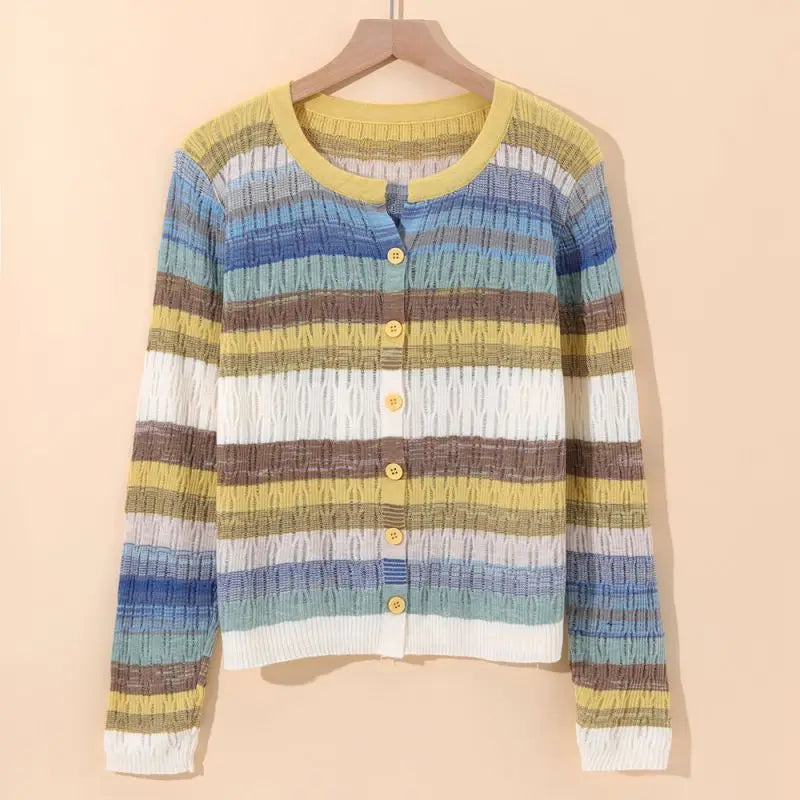 Colete Cardigã Feminino Myrna listrado vintage. Perfeito para um look casual e confortável, tendência primavera verão.