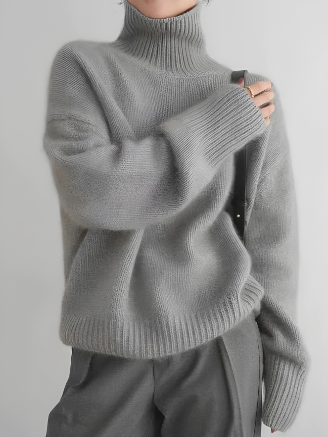 Pulôver feminino bege de gola alta, ideal para um visual elegante e confortável no inverno.