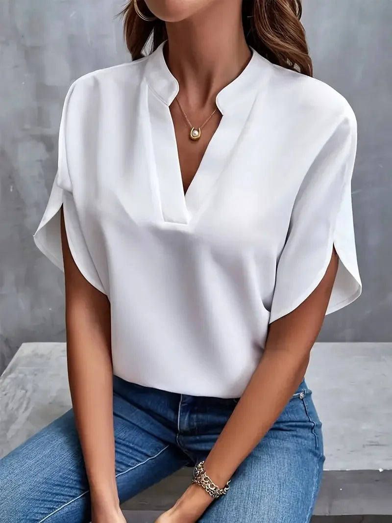 Blusa feminina elegante com decote V, fluida e confortável, perfeita para a moda verão.