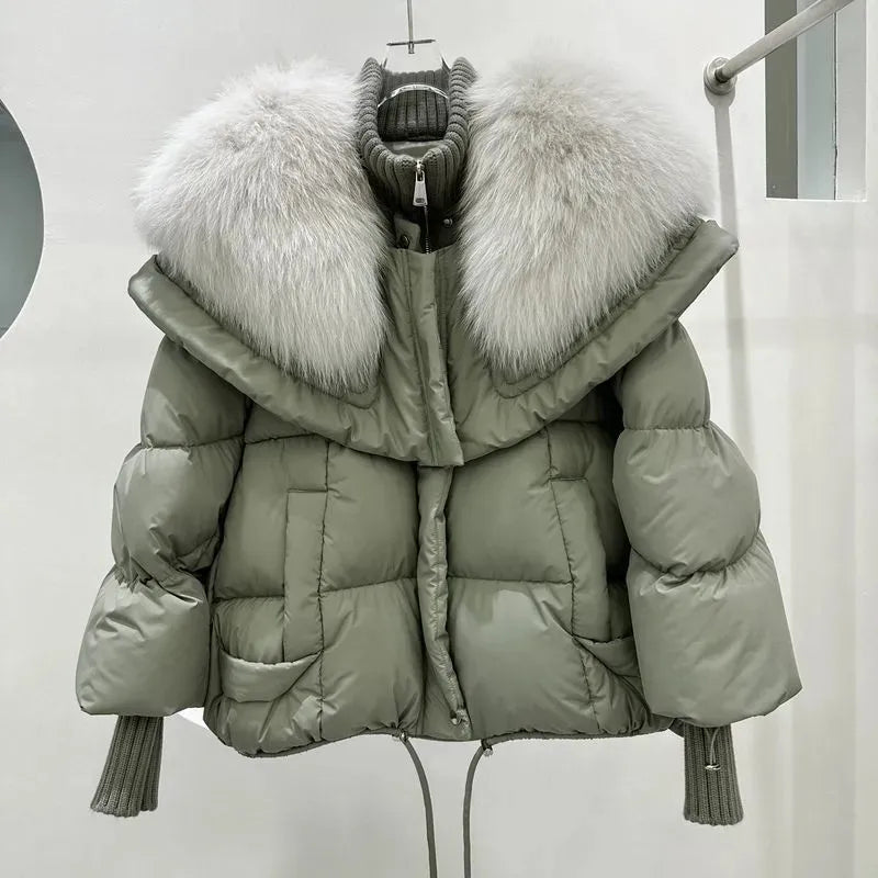 Casaco feminino curto acolchoado Oslo com capuz; ideal para inverno e estilo urbano.