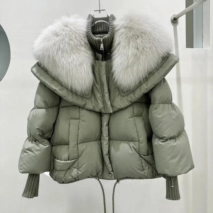 Casaco feminino curto acolchoado Oslo com capuz; ideal para inverno e estilo urbano.