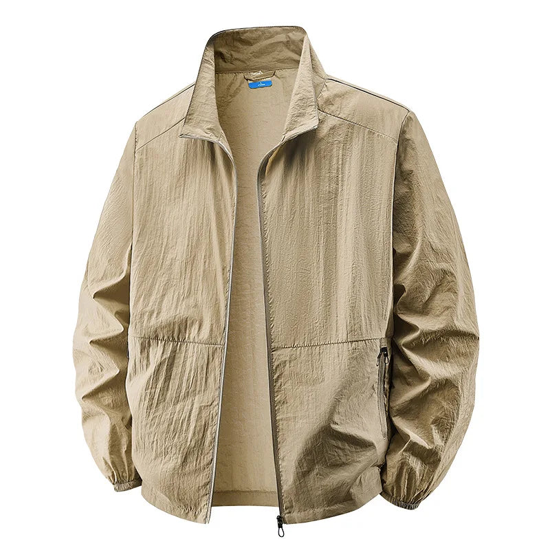 Casaco leve para homem, de design moderno com fecho. Ideal para compor um estilo masculino casual e cheio de conforto.