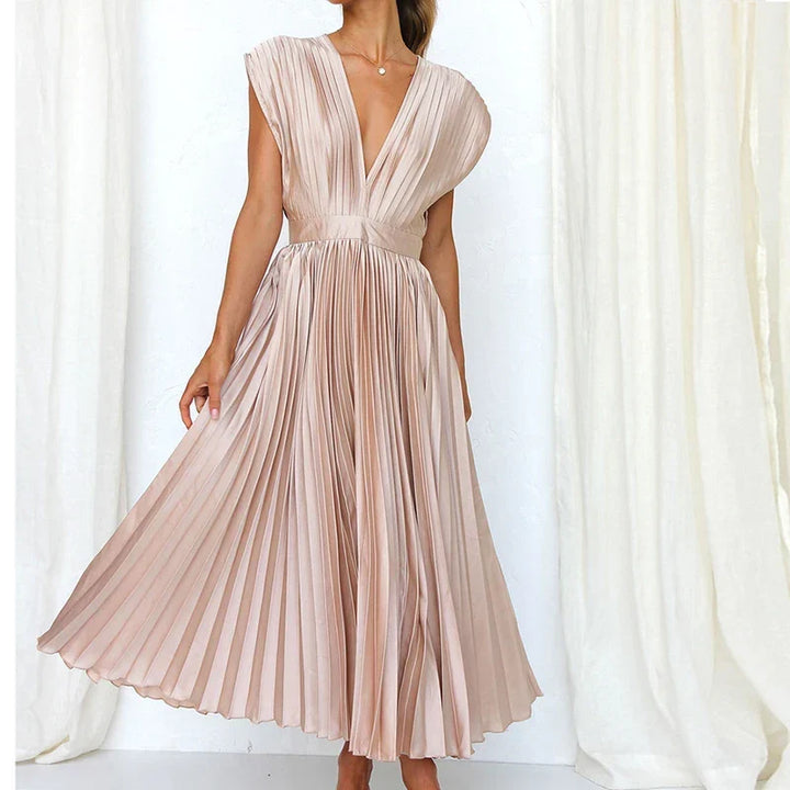 Mulher em vestido midi elegante, sem mangas, mostrando estilo para o verão e eventos especiais.