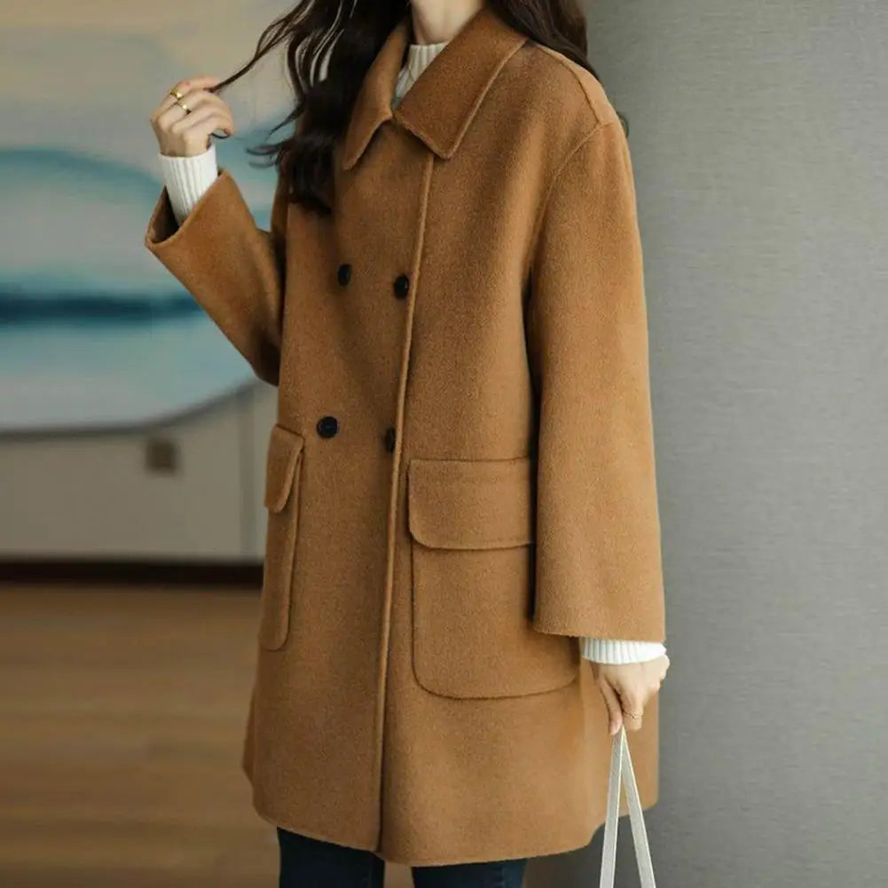 Casaco feminino versátil para primavera, com design elegante. Ideal para sobreposição em looks de moda feminina.