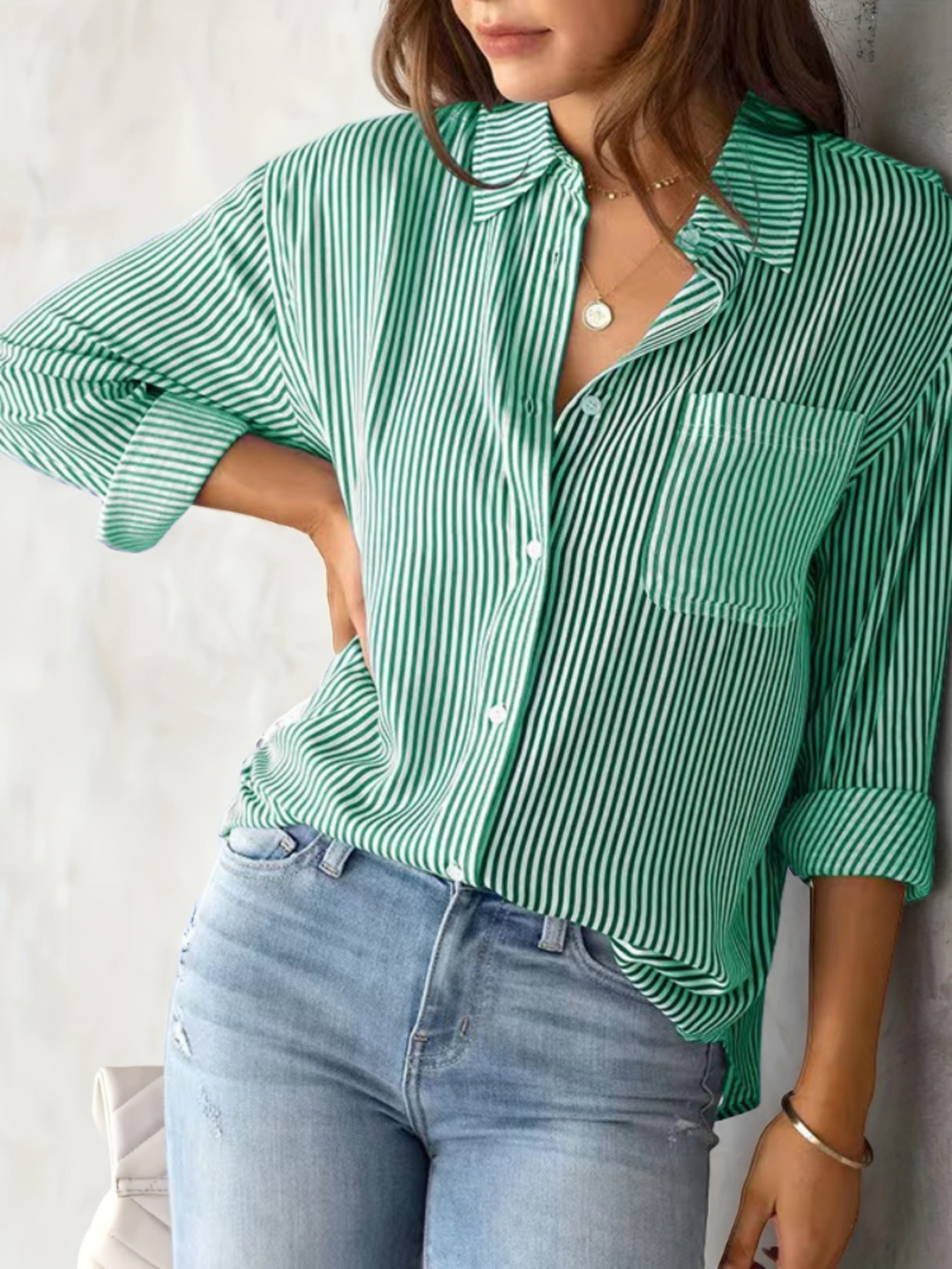 Confortável camiseta feminina listrada de manga longa. Essencial para um look diário casual na primavera.
