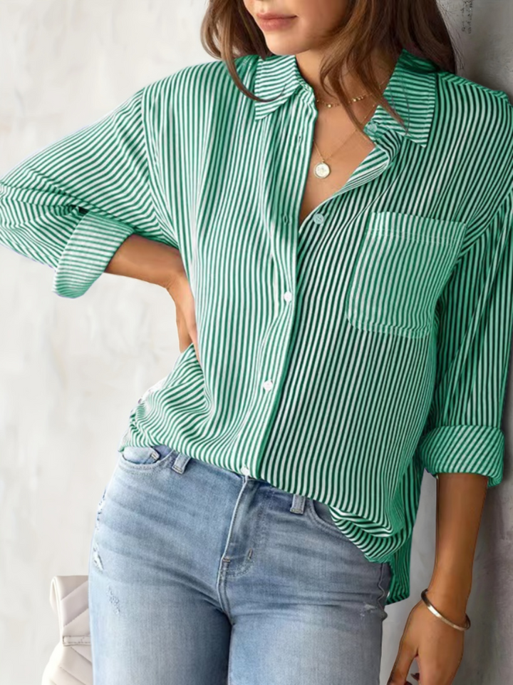 Confortável camiseta feminina listrada de manga longa. Essencial para um look diário casual na primavera.