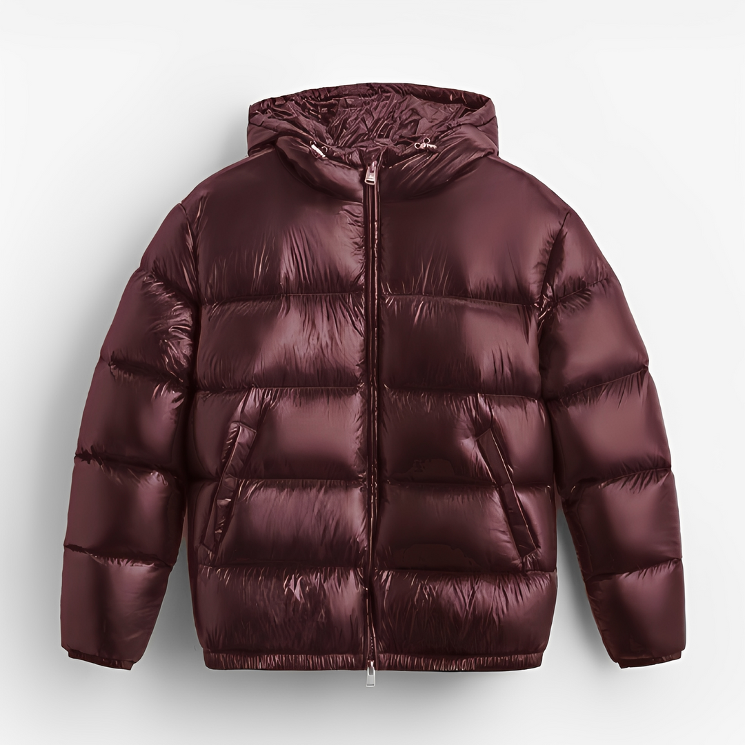Casaco masculino acolchoado preto com capuz, agasalho essencial para proteção no inverno.