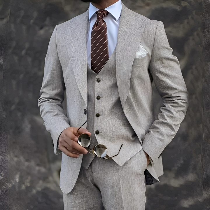 Terno masculino elegante três peças, ideal para eventos formais e ocasiões especiais.