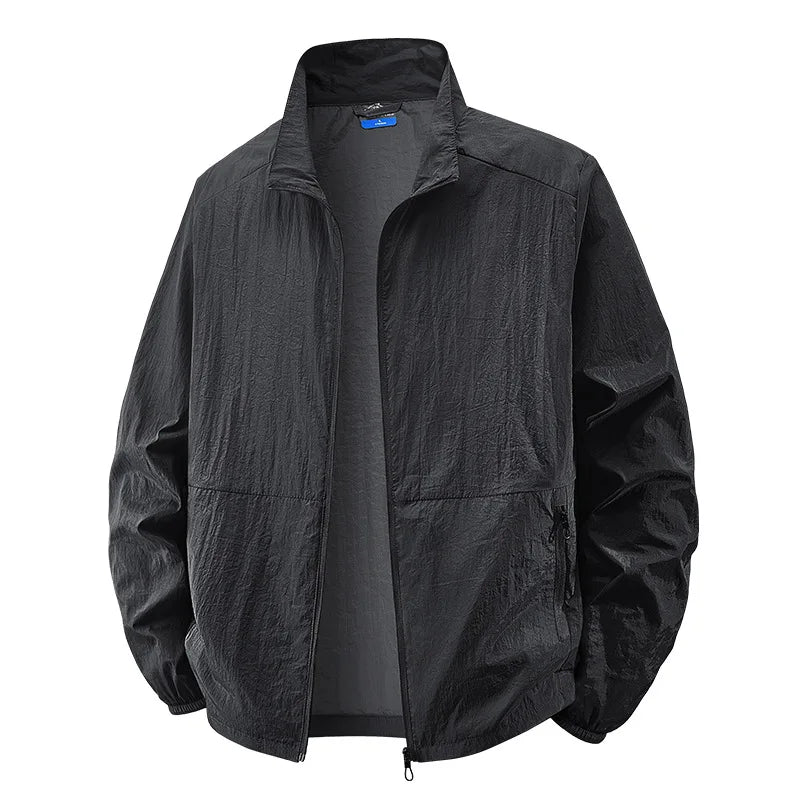Casaco de homem leve e versátil com fecho. Perfeito para um estilo masculino casual e confortável em qualquer ocasião.