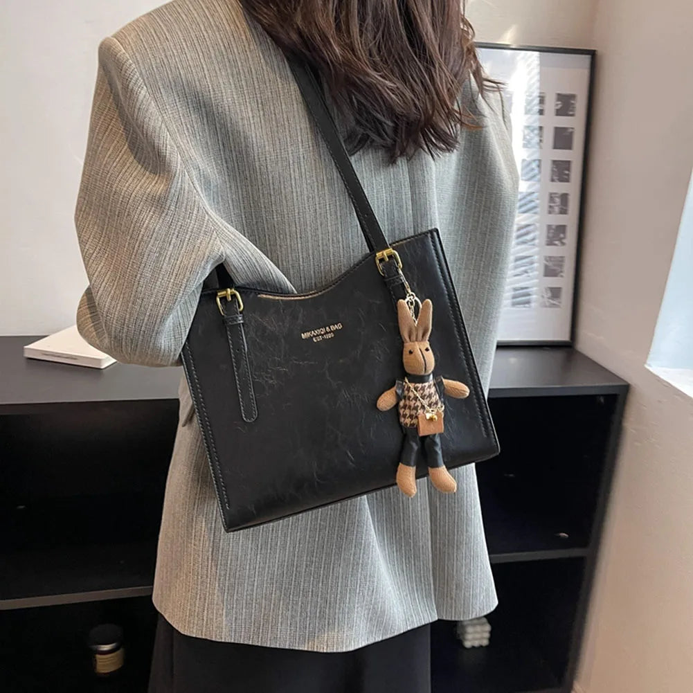Mulher usando Bolsa de Ombro Vintage Lena castanho, elegância atemporal na moda feminina.