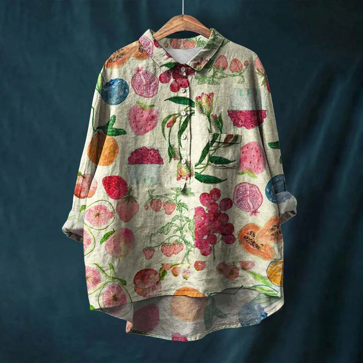 Mulher sorrindo com camisa floral feminina de manga longa. Estilo elegante e casual chic para todas as ocasiões.