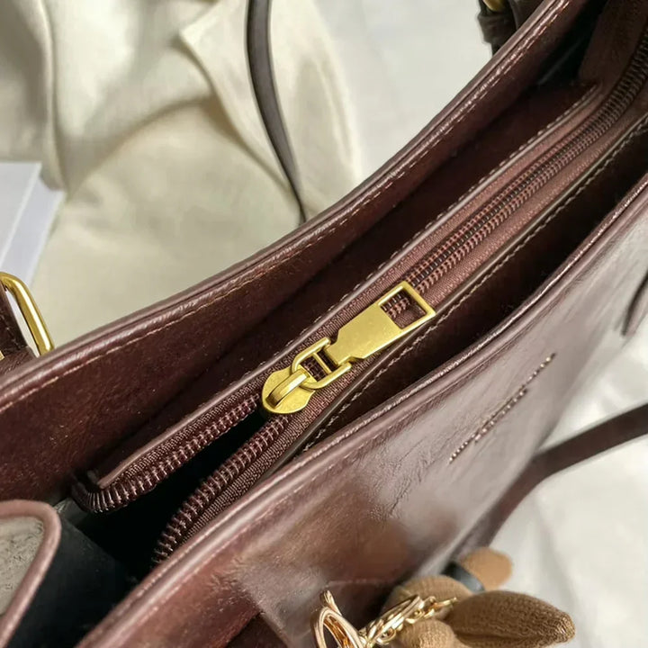Bolsa de ombro Lena vermelha, design vintage em couro vegano, um toque elegante para seu estilo.