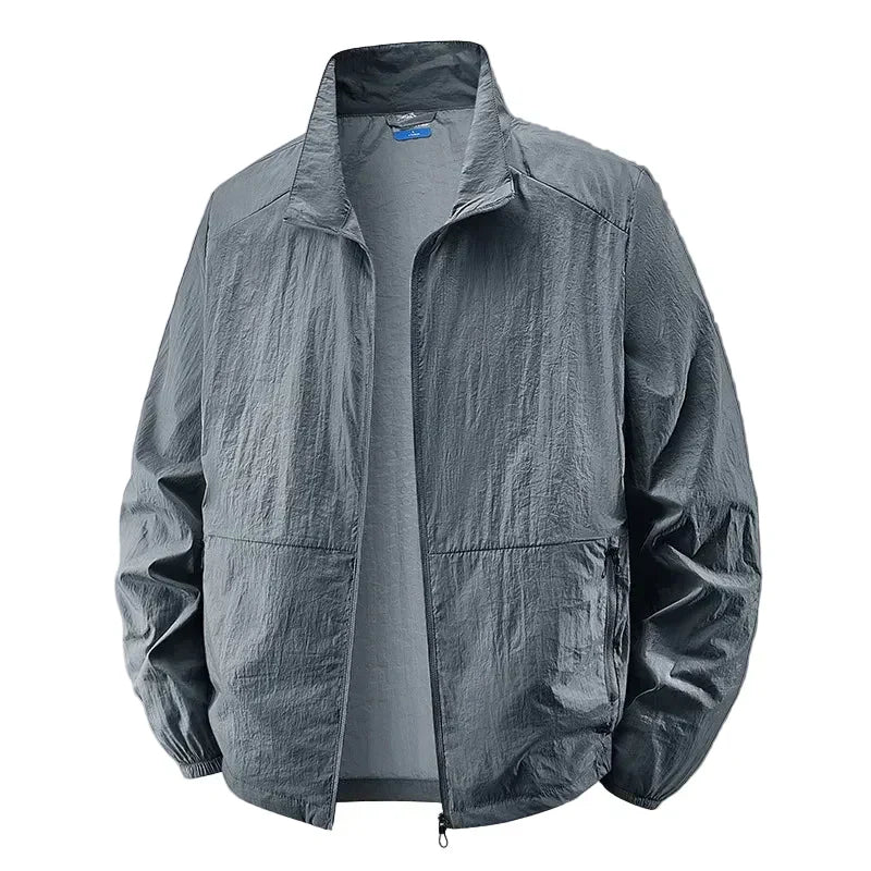 Casaco masculino leve cinza, com fecho frontal e gola, um item essencial e versátil para a moda masculina atual.