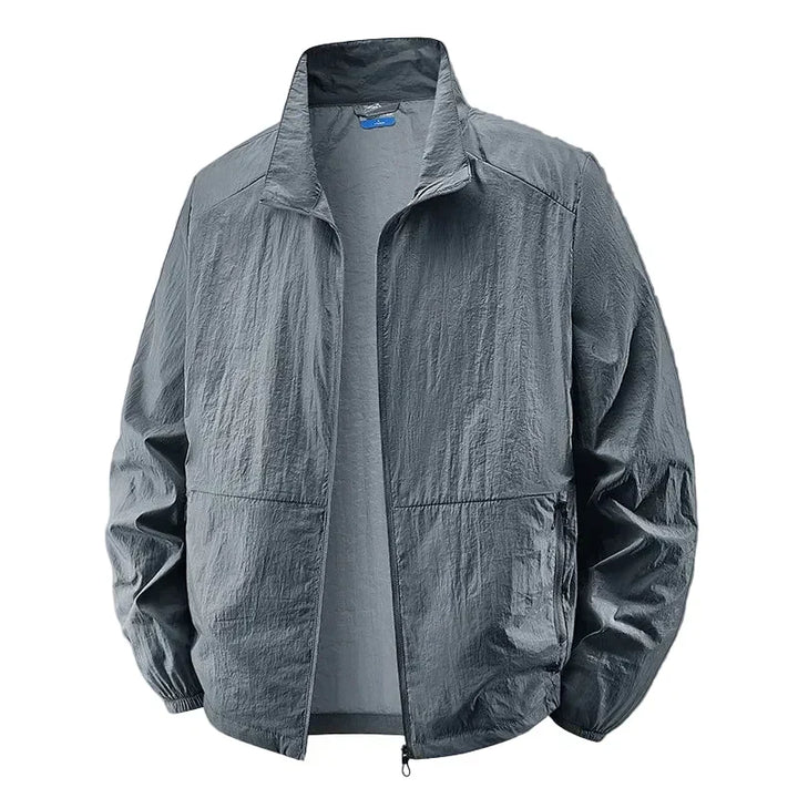 Casaco masculino leve cinza, com fecho frontal e gola, um item essencial e versátil para a moda masculina atual.