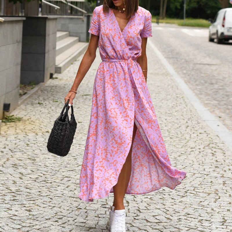 Vestido floral feminino versátil, do dia à noite na estação primavera-verão.