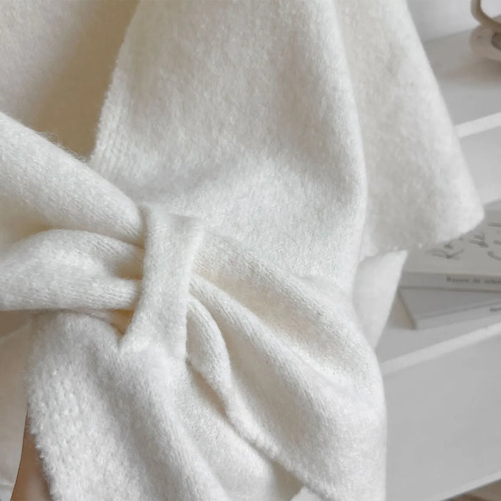 Cachecol feminino sofisticado para outono/inverno, um acessório de moda essencial.