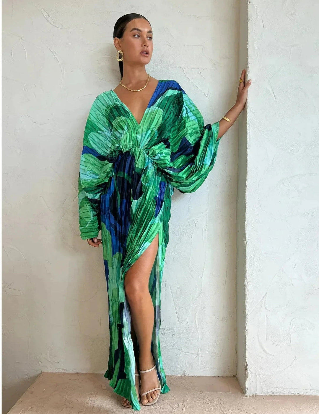 Vestido feminino plissado sem mangas com decote V, em azul e verde. Ideal para eventos casuais e de verão.
