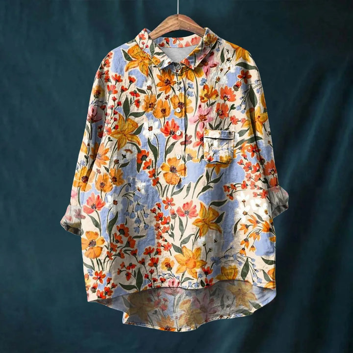 Camisa feminina de verão com estampa floral. Design solto para máximo conforto e estilo casual na moda atual.