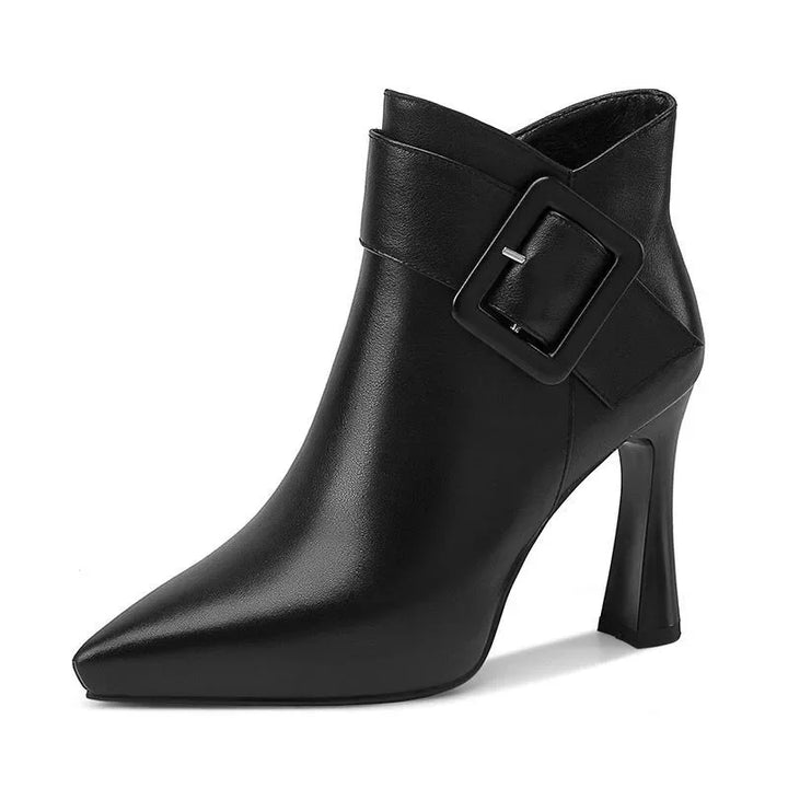 Calçado feminino: botins pretos com fivela, salto e design moderno. Perfeitos para moda elegante e conforto.