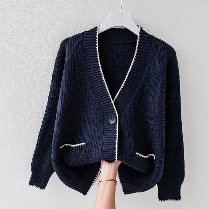 Cardigan feminino Neriza para conforto e estilo. Adiciona um toque elegante e moderno à roupa feminina casual.