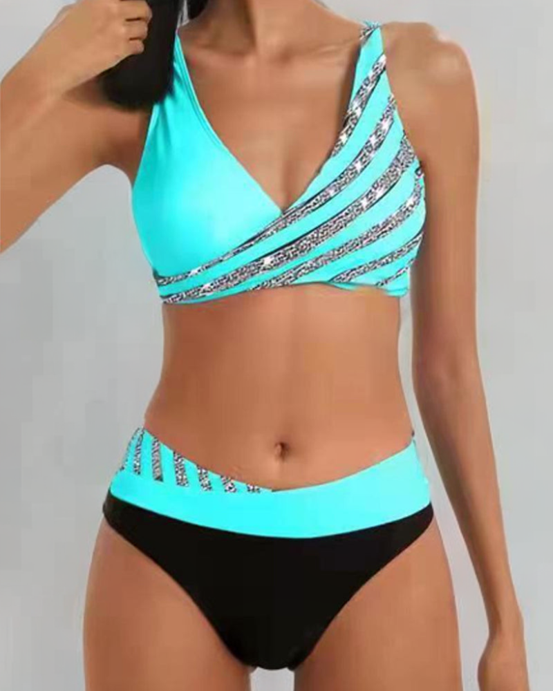 Biquíni feminino Mona com estampa vibrante e design ousado. Perfeito para dias de verão na praia e piscina.