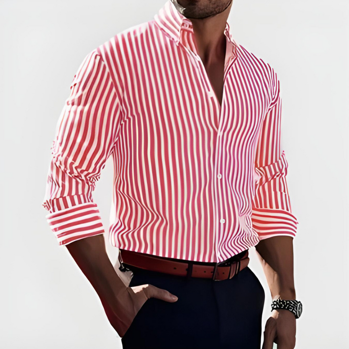 Look com camisa masculina elegante de verão às riscas, essencial para um estilo casual moderno.