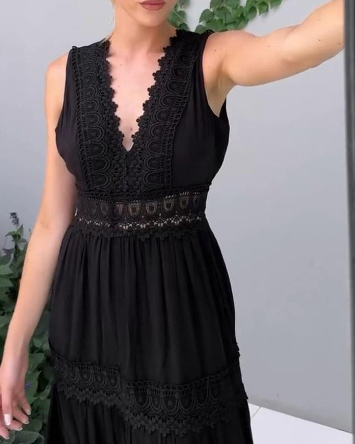 Vestido feminino elegante com decote V. Conforto e estilo para o verão, moda casual em branco e preto.