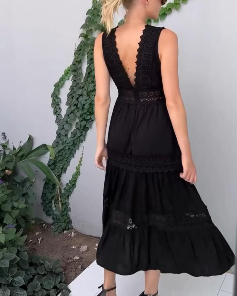 Vestido feminino versátil decote V para o verão. Elegante, casual, confortável, disponível em branco/preto.