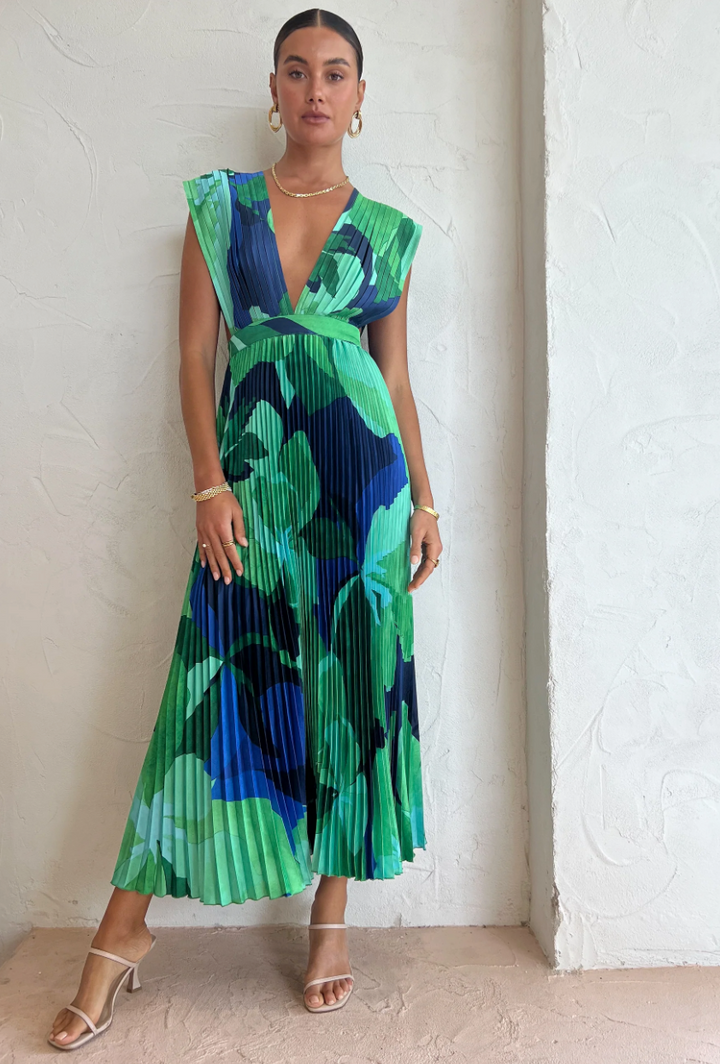 Elegante vestido plissado feminino em vibrantes tons de azul e verde. Moda verão com estilo e frescor.