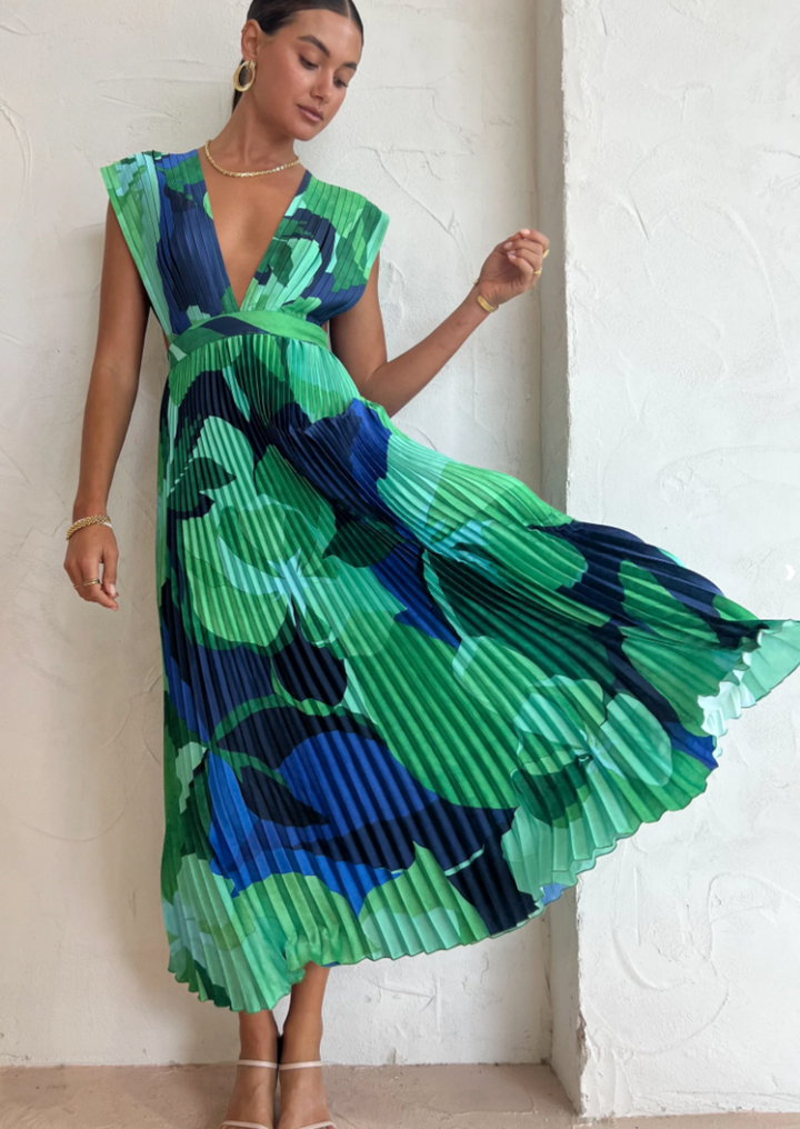 Vestido plissado feminino deslumbrante em tons de azul e verde. Design elegante para moda verão e eventos.