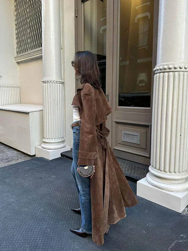 Casaco feminino trench coat em tom castanho. Perfeito para moda outono inverno, oferece elegância e conforto.