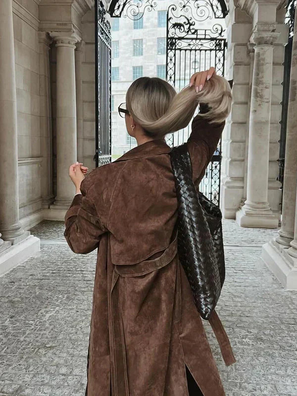 Trench coat feminino castanho, jaqueta confortável e elegante. Perfeito para estilo casual chic na moda outono inverno.