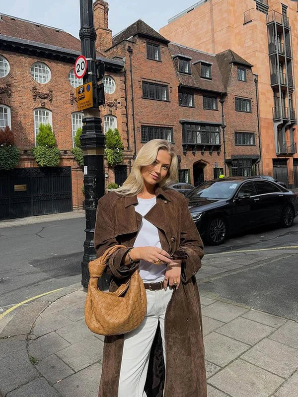 Jaqueta trench coat feminina castanha, essencial para um estilo elegante e casual chic. Conforto e moda outono inverno.