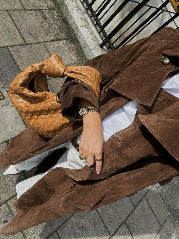 Trench coat feminino elegante castanho para outono inverno. Um casaco moderno que une estilo, conforto e moda.