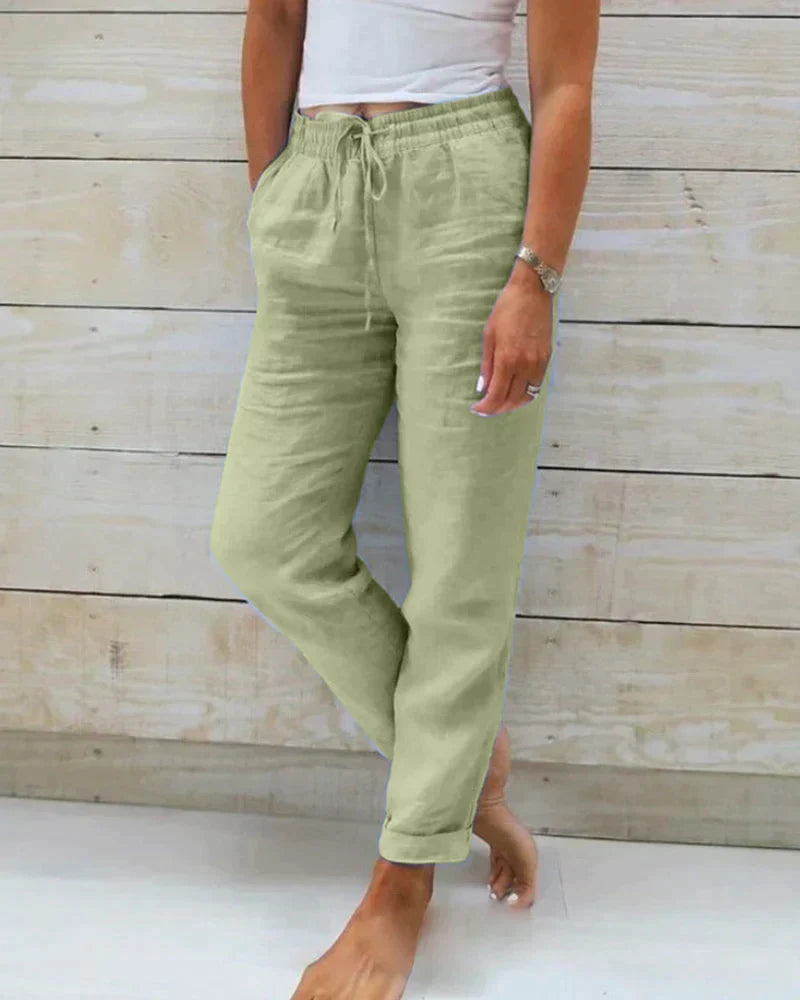 Modelo de calça feminina Stacy de moda verão. Peça versátil, solta e de cintura alta, para conforto e estilo casual.
