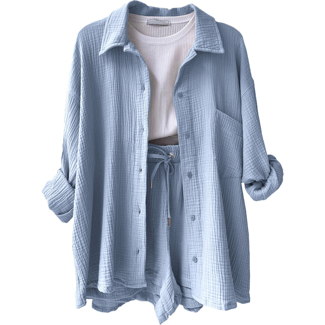 Conjunto de verão feminino com top e shorts soltos. Roupa confortável para dias quentes e casuais.