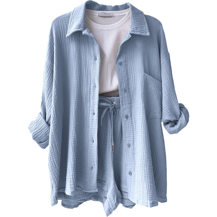 Conjunto de verão feminino com top e shorts soltos. Roupa confortável para dias quentes e casuais.
