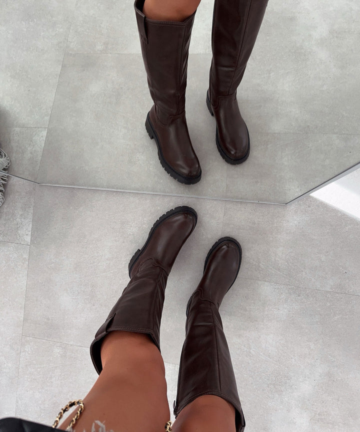 Confortável bota marrom feminina com isolamento térmico para dias frios.