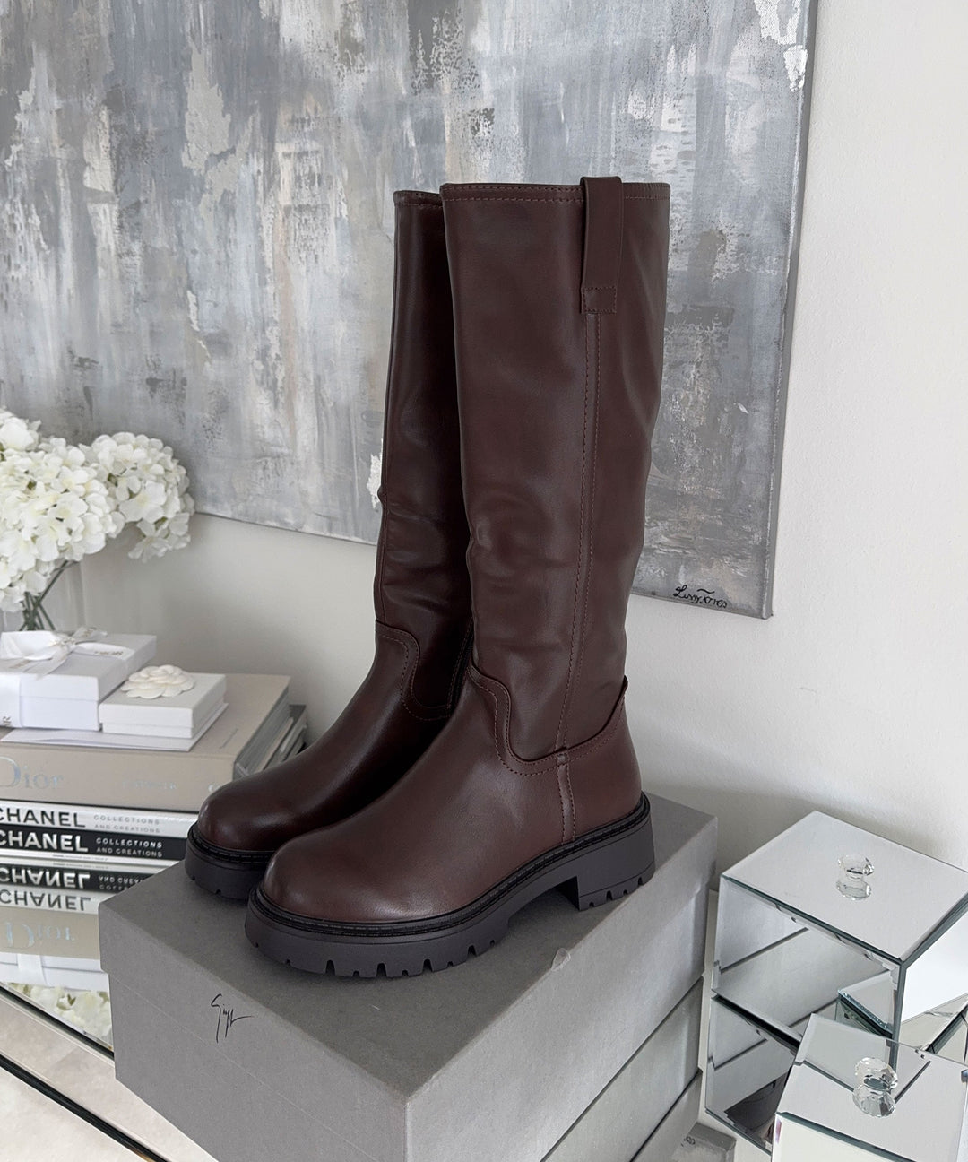 Calçado feminino marrom chic, perfeito para o inverno e casual.