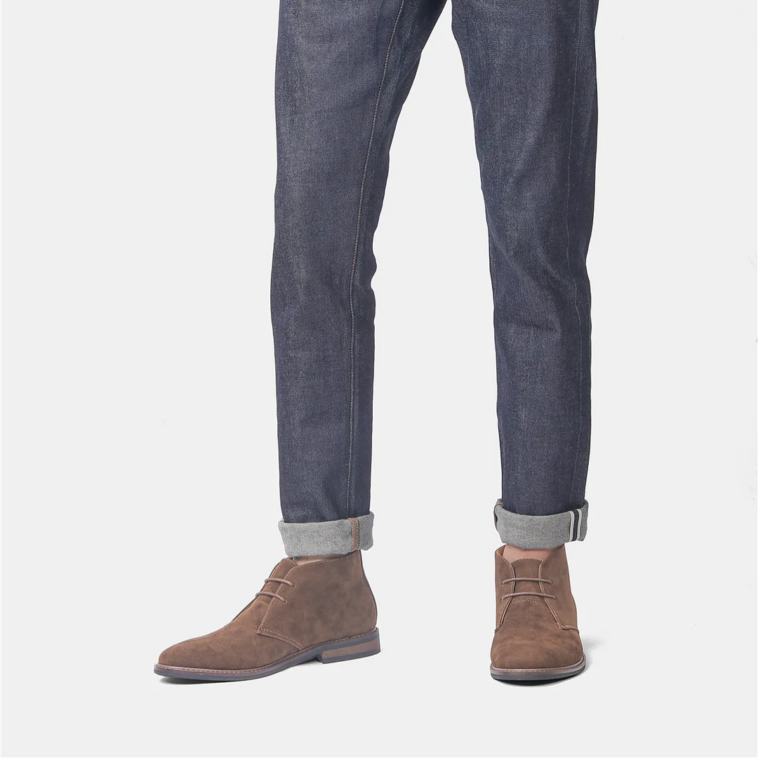 Botas Chukka masculinas marrom duráveis. Calçado de homem resistente, estilo clássico e conforto para longa duração.