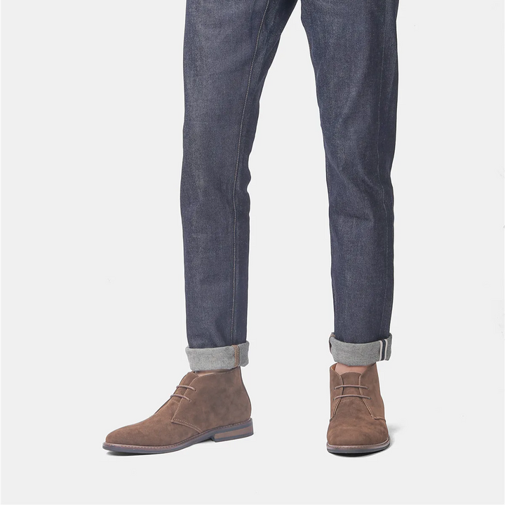 Botas Chukka masculinas marrom duráveis. Calçado de homem resistente, estilo clássico e conforto para longa duração.
