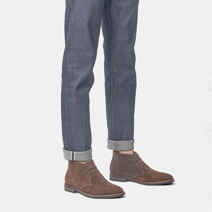 Calçado masculino marrom, bota Chukka perfeita para inverno. Conforto e elegância em cada passo.