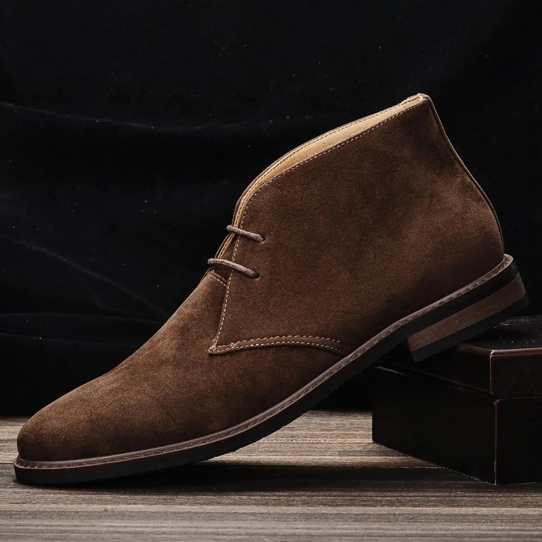 Bota Chukka masculina marrom para inverno. Confortável e durável, ideal para moda masculina e dias frios.