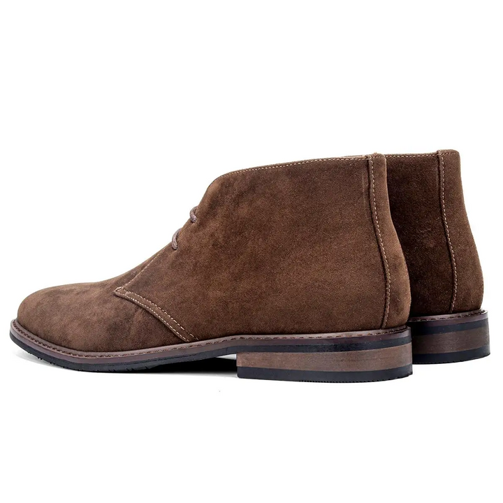 Bota Chukka masculina marrom com atacadores. Design clássico, conforto para o dia a dia e moda masculina.