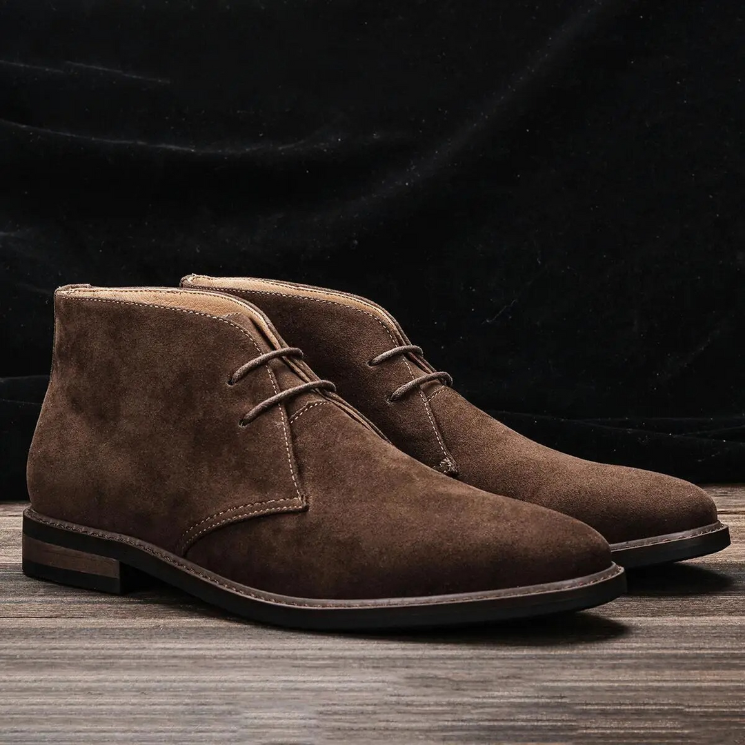 Botas Chukka masculinas marrom clássicas. Calçado versátil para homem, estilo atemporal e elegante.